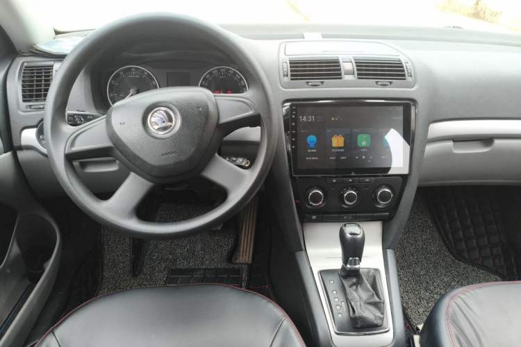 Used Skoda Octavia 2014 1.6L Automatic Yijie Edition Center Console
