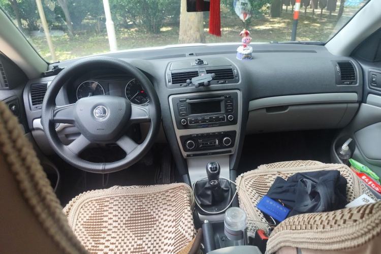 Used Skoda Octavia 2014 1.6L Manual Yijun Edition Center Console