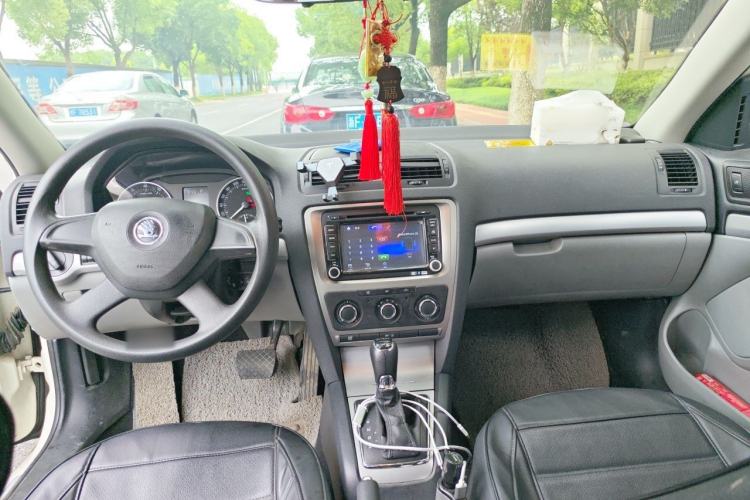 Used Skoda Octavia 2014 1.6L Automatic Yijie Edition Center Console