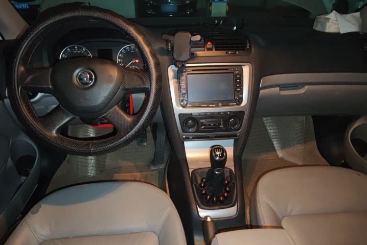 Used Skoda Octavia 2014 1.6L Manual Yijun Edition Center Console