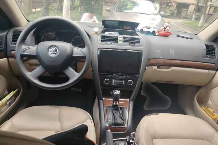 Used Skoda Octavia 2014 1.6L Automatic Yijun Edition Center Console