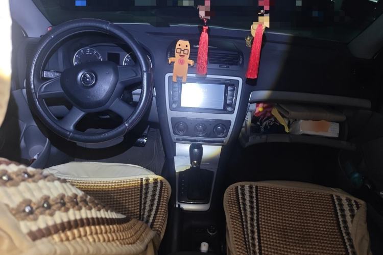 Used Skoda Octavia 2014 1.6L Automatic Yijie Edition Center Console