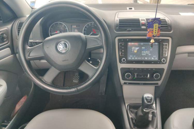 Used Skoda Octavia 2014 1.6L Manual Yijun Edition Center Console
