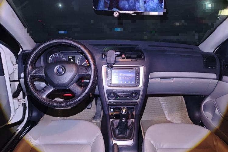 Used Skoda Octavia 2014 1.6L Manual Yijun Edition Center Console