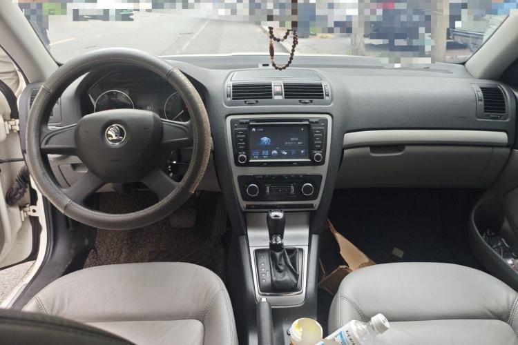Used Skoda Octavia 2014 1.6L Automatic Yijun Edition Center Console