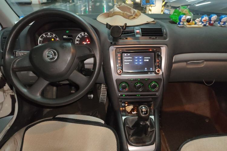 Used Skoda Octavia 2014 1.6L Manual Yijie Edition Center Console