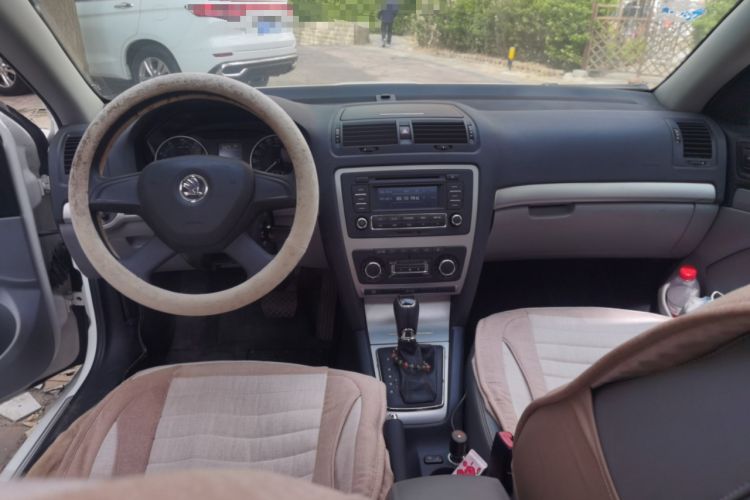 Used Skoda Octavia 2014 1.6L Automatic Yijun Edition Center Console
