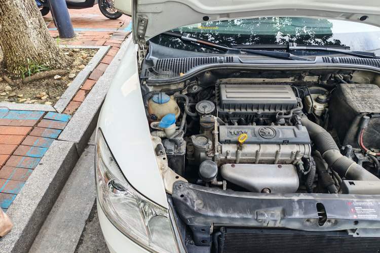 Used Skoda Octavia 2014 1.6L Automatic Yijie Edition Engine Bay Right