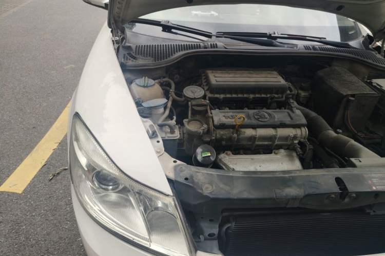 Used Skoda Octavia 2014 1.6L Automatic Yijun Edition Engine Bay Right