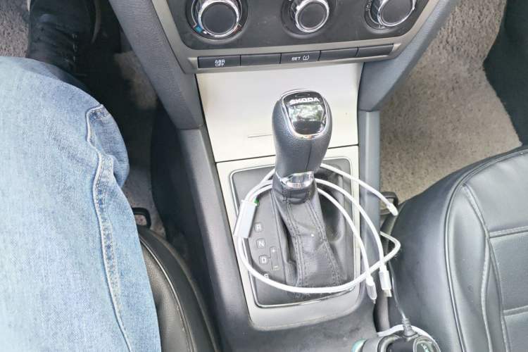 Used Skoda Octavia 2014 1.6L Automatic Yijie Edition Gear Lever