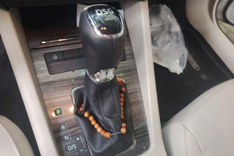 Used Skoda Octavia 2014 1.4TSI DSG Eado Edition Gear Lever