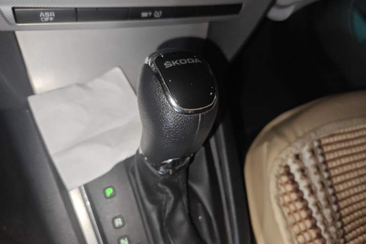 Used Skoda Octavia 2014 1.6L Automatic Yijie Edition Gear Lever