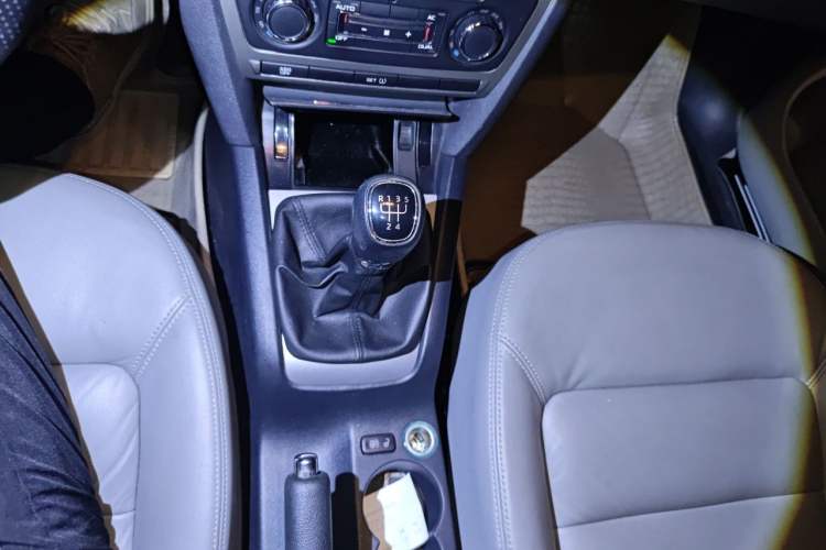 Used Skoda Octavia 2014 1.6L Manual Yijun Edition Gear Lever