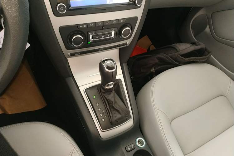Used Skoda Octavia 2014 1.4TSI DSG Yijun Edition Gear Lever