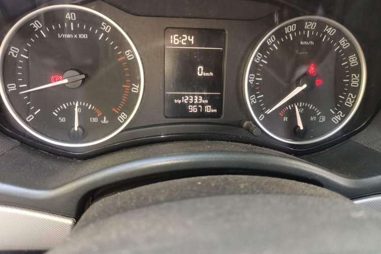 Used Skoda Octavia 2014 1.6L Manual Yijie Edition Odometer Close Up