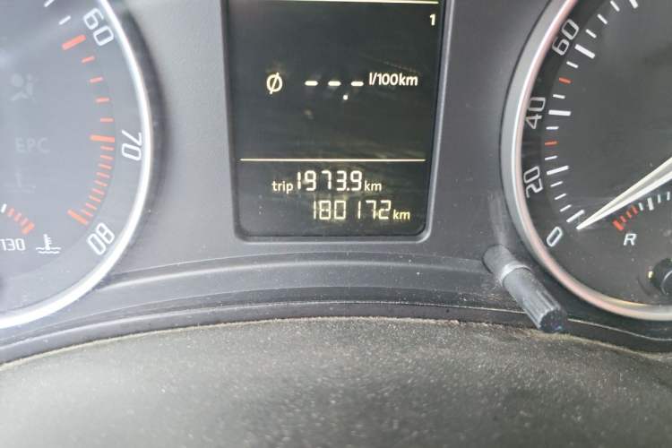 Used Skoda Octavia 2014 1.6L Automatic Yijie Edition Odometer Close Up