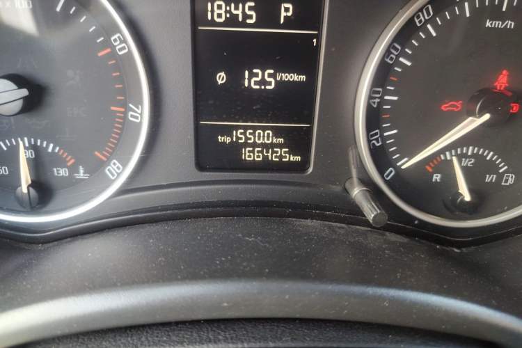 Used Skoda Octavia 2014 1.4TSI DSG Yijun Edition Odometer Close Up