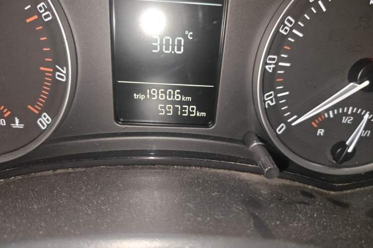 Used Skoda Octavia 2014 1.6L Automatic Yijie Edition Odometer Close Up