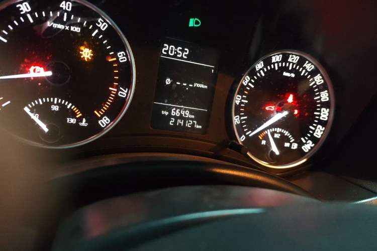 Used Skoda Octavia 2014 1.6L Manual Yijie Edition Odometer Close Up