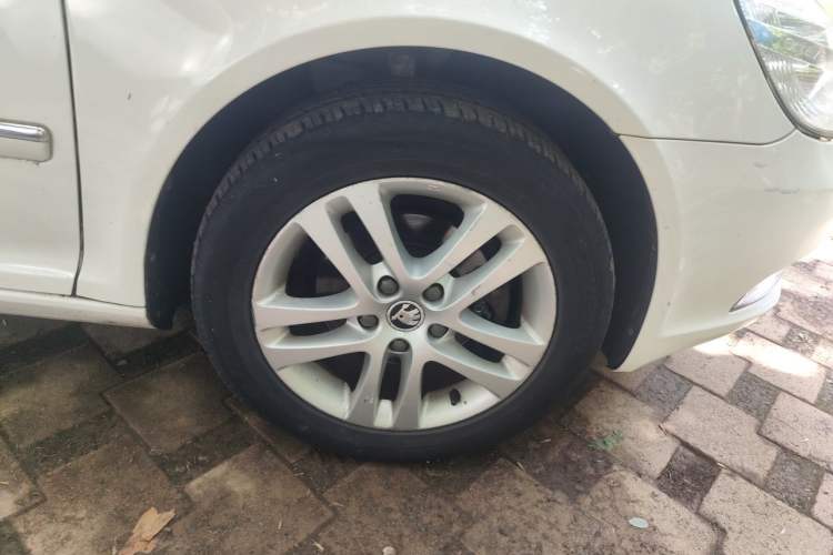 Used Skoda Octavia 2014 1.6L Manual Yijun Edition Right Front Wheel Hub