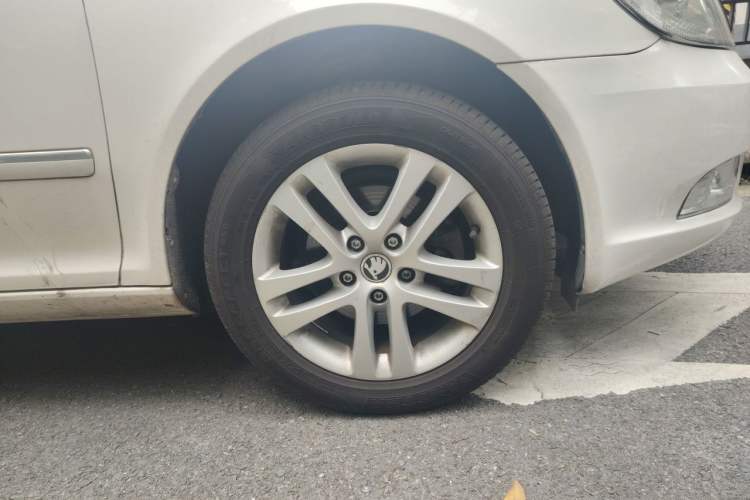 Used Skoda Octavia 2014 1.6L Automatic Yijun Edition Right Front Wheel Hub