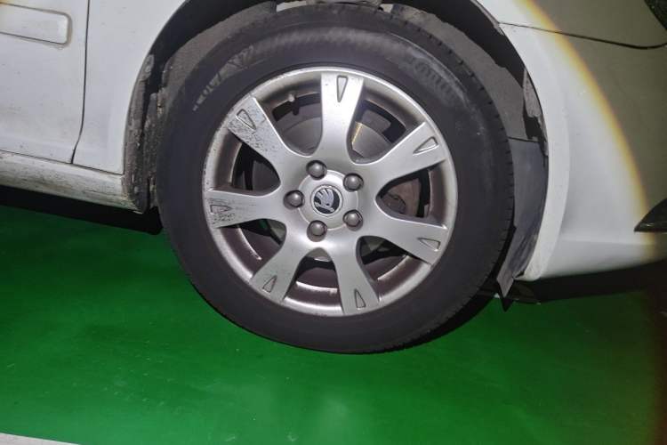 Used Skoda Octavia 2014 1.6L Automatic Yijie Edition Right Front Wheel Hub