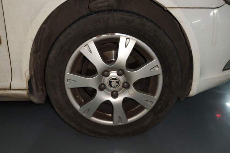 Used Skoda Octavia 2014 1.6L Manual Yijie Edition Right Front Wheel Hub