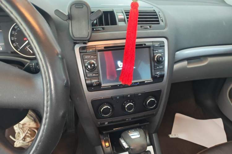 Used Skoda Octavia 2014 1.6L Automatic Yijie Edition Audio And AC Panel