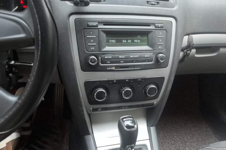 Used Skoda Octavia 2014 1.6L Automatic Yijie Edition Audio And AC Panel