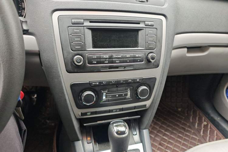 Used Skoda Octavia 2014 1.6L Automatic Yijun Edition Audio And AC Panel