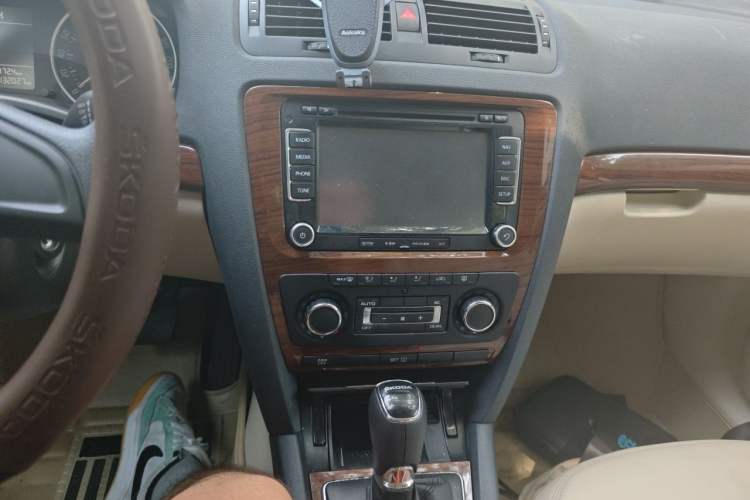 Used Skoda Octavia 2014 1.6L Automatic Yijun Edition Audio And AC Panel