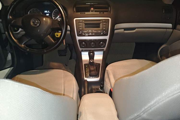 Used Skoda Octavia 2014 1.6L Automatic Yijie Edition Audio And AC Panel