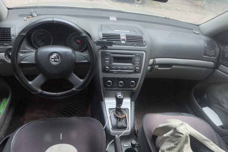 Used Skoda Octavia 2014 1.6L Automatic Yijie Edition Center Console