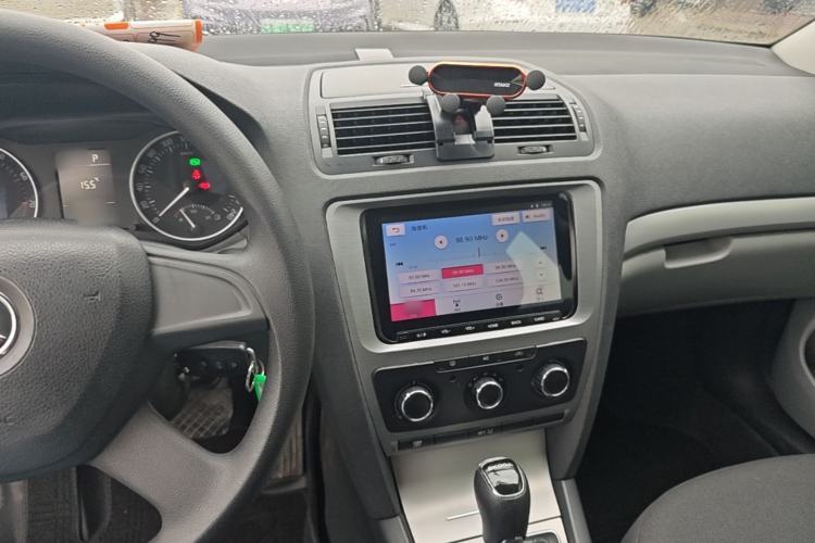 Used Skoda Octavia 2014 2.0L Automatic Yijie Edition Center Console