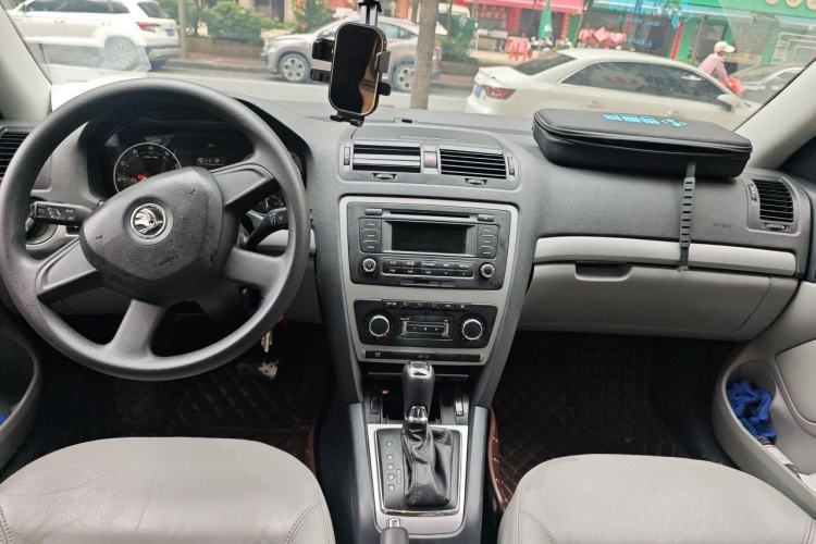 Used Skoda Octavia 2014 1.6L Automatic Yijun Edition Center Console