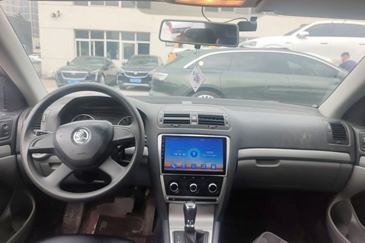 Used Skoda Octavia 2014 1.6L Automatic Yijie Edition Center Console