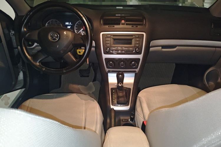 Used Skoda Octavia 2014 1.6L Automatic Yijie Edition Center Console