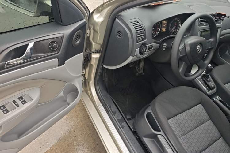 Used Skoda Octavia 2014 2.0L Automatic Yijie Edition Driver Seat