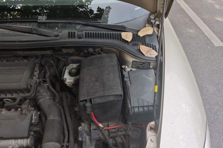 Used Skoda Octavia 2014 1.6L Automatic Yijun Edition Engine Bay Left