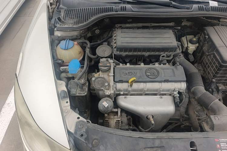 Used Skoda Octavia 2014 1.6L Automatic Yijie Edition Engine Bay Right