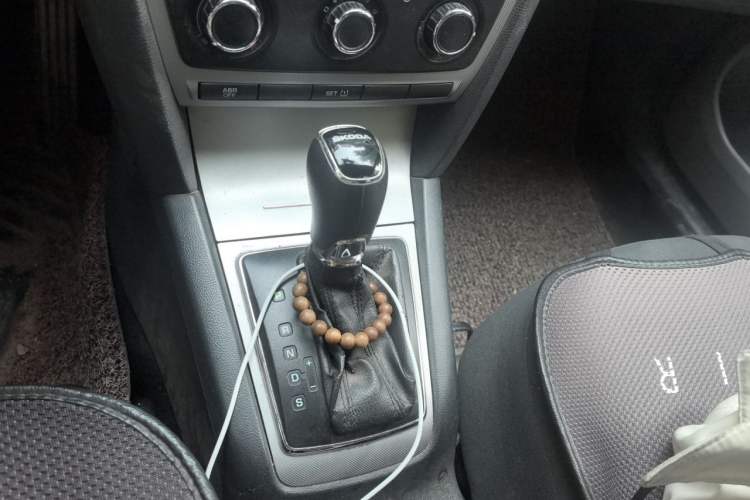 Used Skoda Octavia 2014 1.6L Automatic Yijie Edition Gear Lever