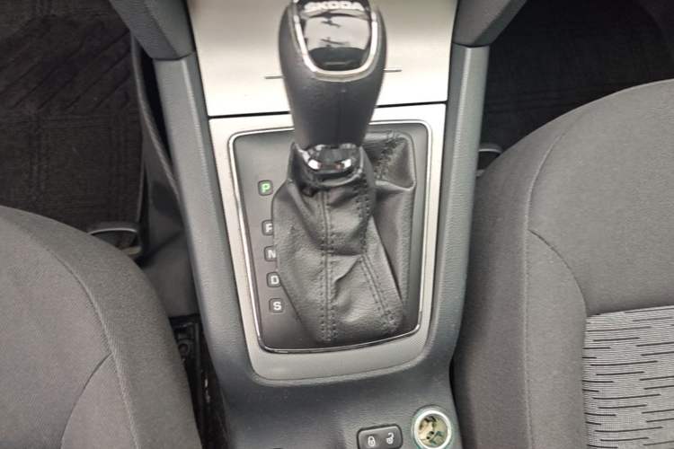 Used Skoda Octavia 2014 2.0L Automatic Yijie Edition Gear Lever