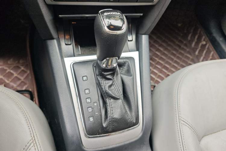 Used Skoda Octavia 2014 1.6L Automatic Yijun Edition Gear Lever
