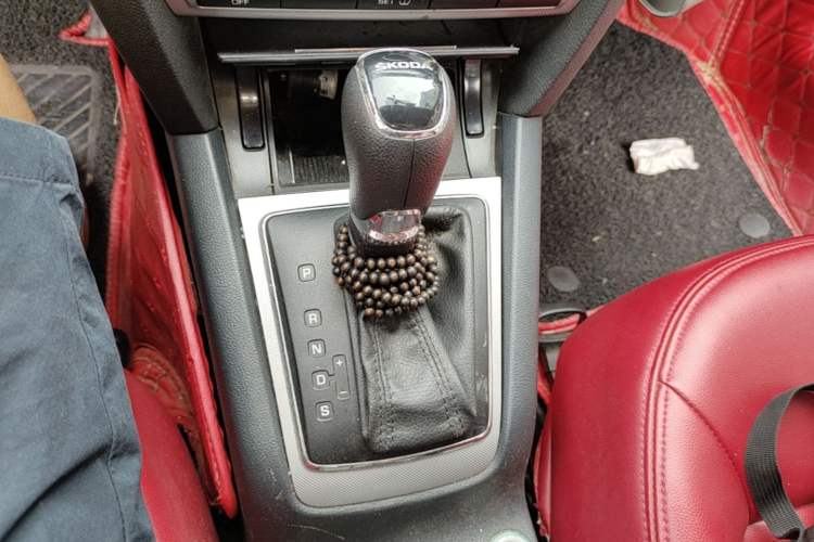 Used Skoda Octavia 2014 1.6L Automatic Yijie Edition Gear Lever