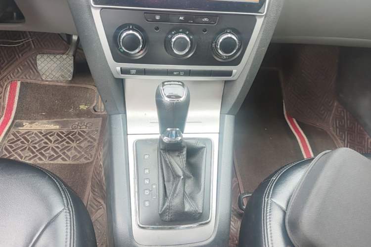 Used Skoda Octavia 2014 1.6L Automatic Yijie Edition Gear Lever
