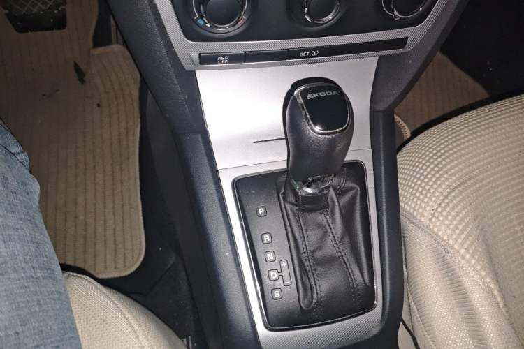 Used Skoda Octavia 2014 1.6L Automatic Yijie Edition Gear Lever