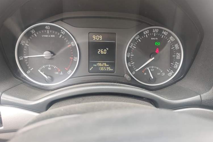 Used Skoda Octavia 2014 1.6L Automatic Yijie Edition Odometer Close Up