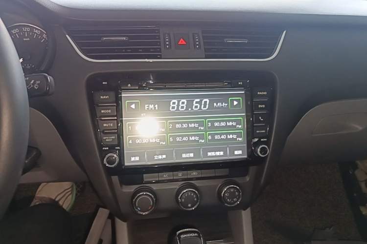 Used Skoda Octavia 2015 1.6L Automatic Yijun Edition Audio And AC Panel