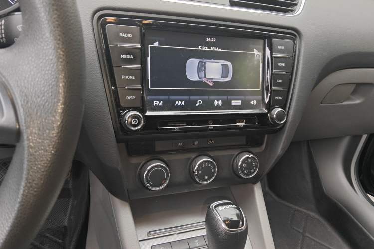 Used Skoda Octavia 2015 1.6L Automatic Eado Edition Audio And AC Panel