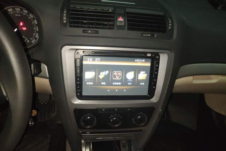 Used Skoda Octavia 2015 Classic Model 1.6L Manual Yijie Edition Audio And AC Panel
